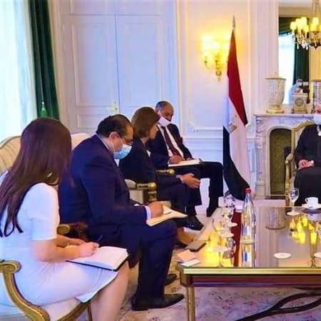 وزير التجارة والصناعة خلال زيارتها