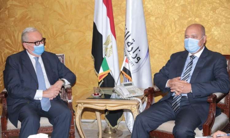 وزير النقل والسفير الايطالي خلال اللقاء